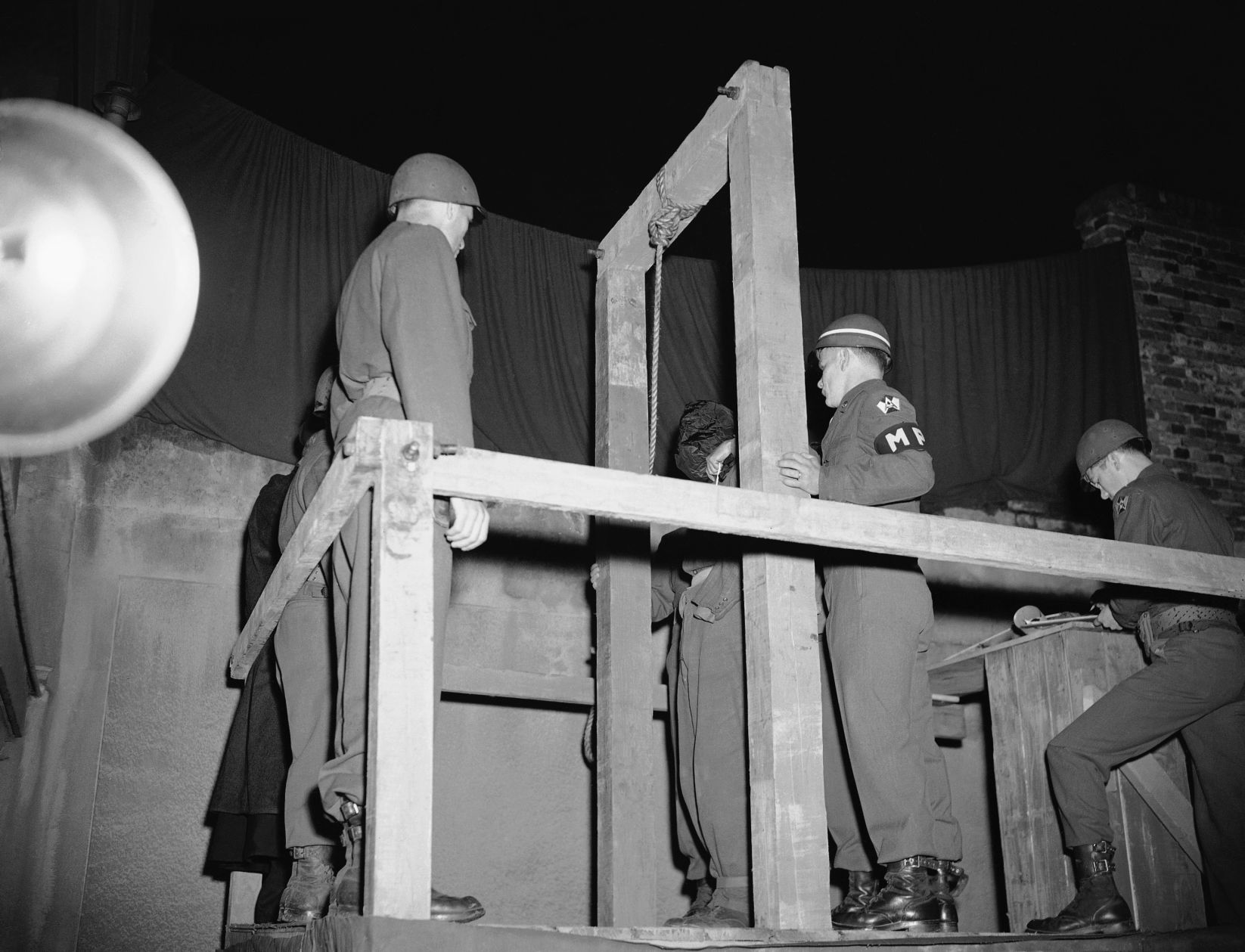 1945: Hanging